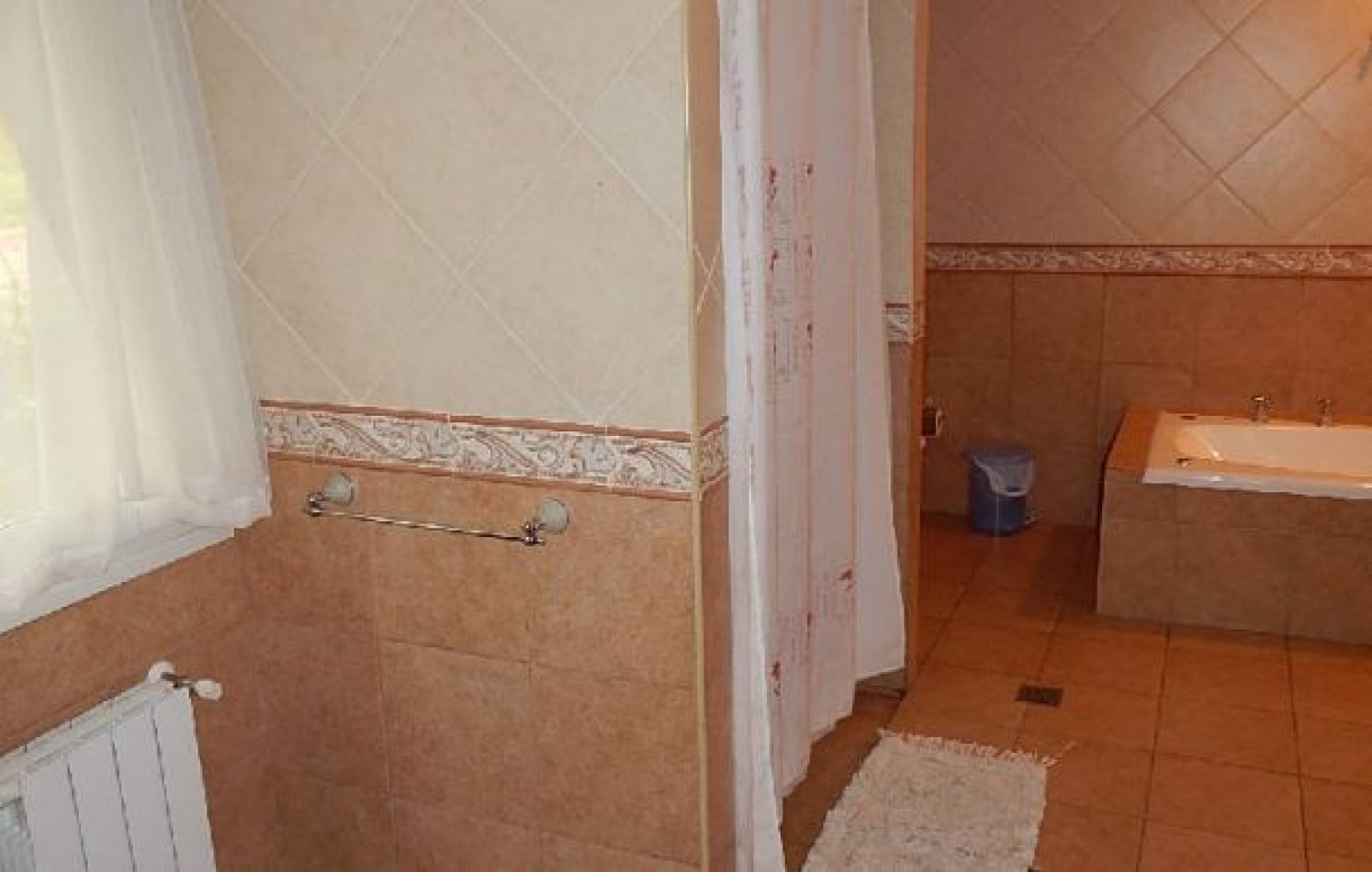 CHALET EN CARILO CALLE PINZON, ENTRE PARAISO Y SEQUOIA. CHALET EN ALQ X TEMP. 