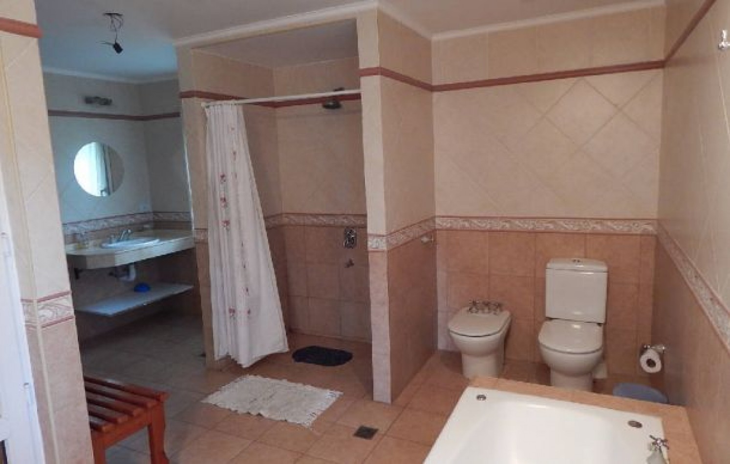 CHALET EN CARILO CALLE PINZON, ENTRE PARAISO Y SEQUOIA. CHALET EN ALQ X TEMP. 