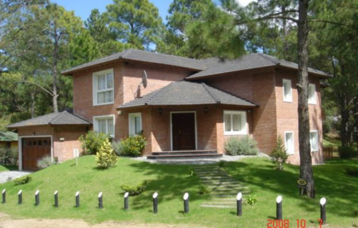 CHALET EN CARILO CALLE PINZON, ENTRE PARAISO Y SEQUOIA. CHALET EN ALQ X TEMP. 