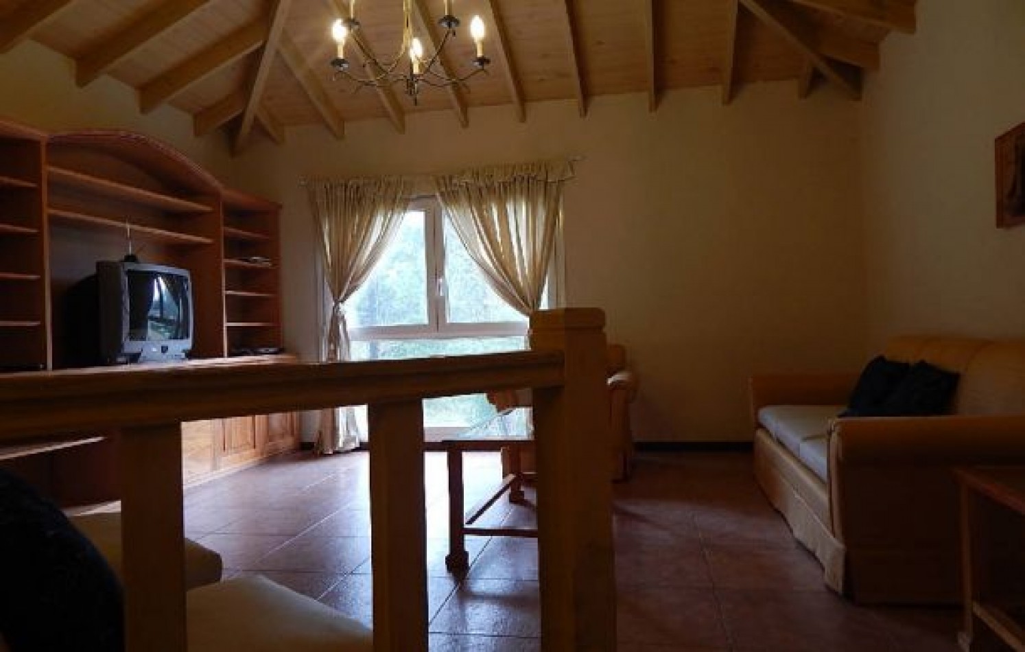 CHALET EN CARILO CALLE PINZON, ENTRE PARAISO Y SEQUOIA. CHALET EN ALQ X TEMP. 