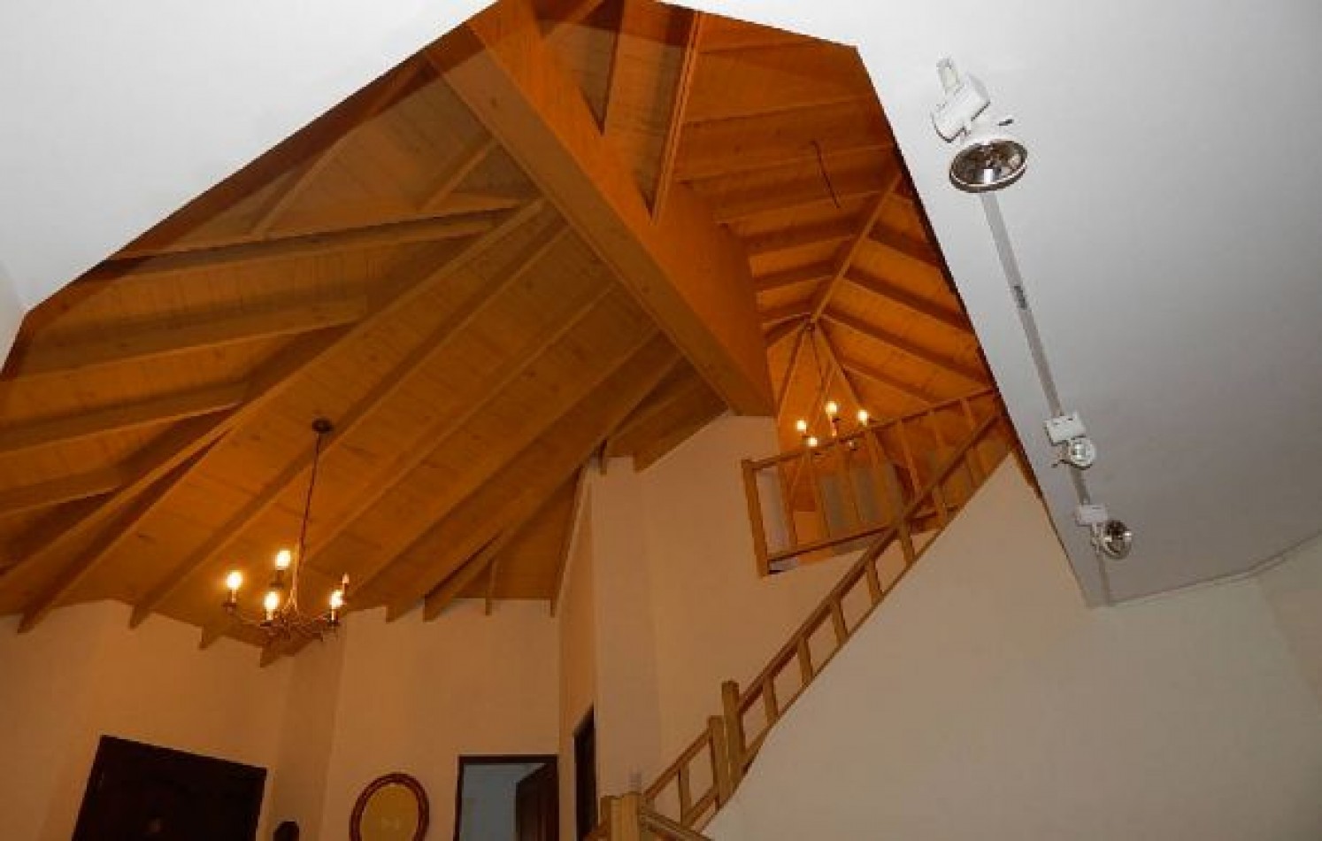 CHALET EN CARILO CALLE PINZON, ENTRE PARAISO Y SEQUOIA. CHALET EN ALQ X TEMP. 