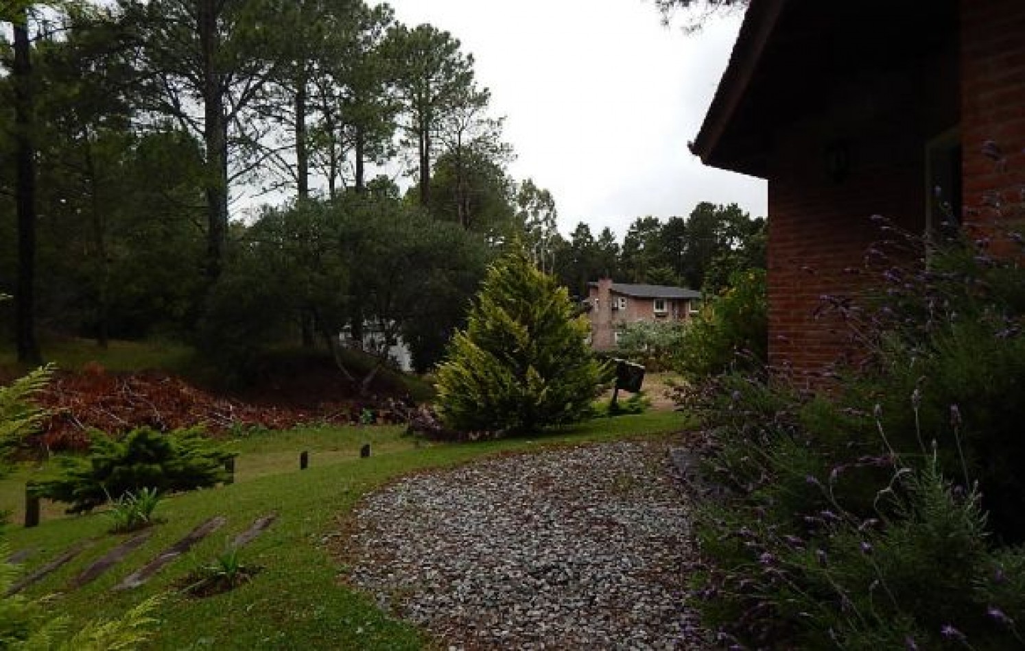 CHALET EN CARILO CALLE PINZON, ENTRE PARAISO Y SEQUOIA. CHALET EN ALQ X TEMP. 