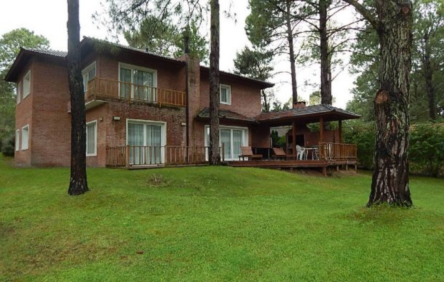 CHALET EN CARILO CALLE PINZON, ENTRE PARAISO Y SEQUOIA. CHALET EN ALQ X TEMP. 