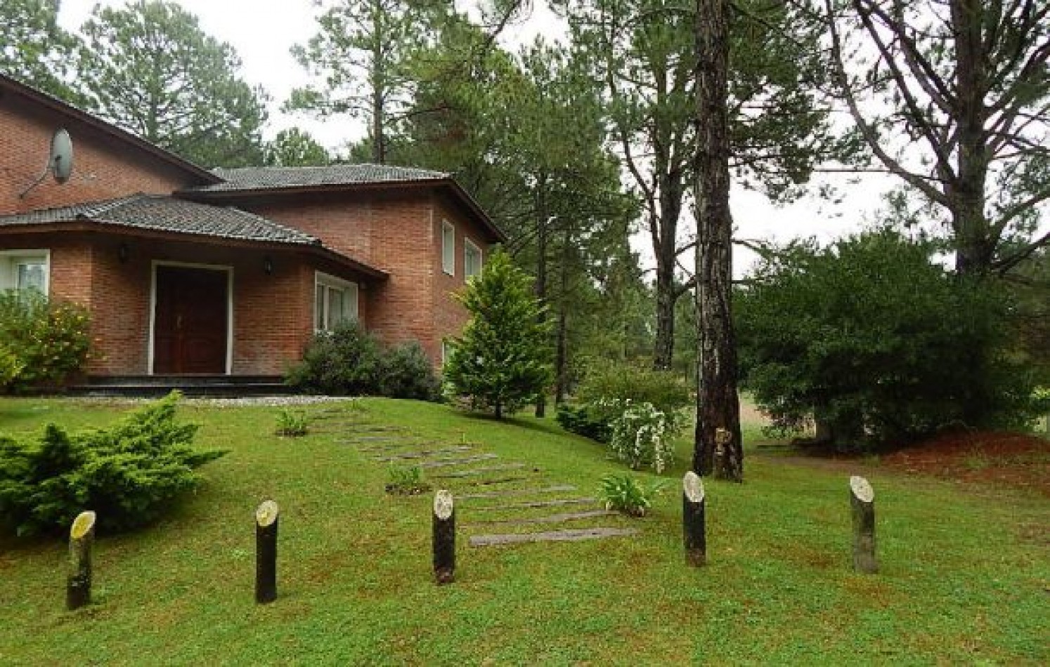 CHALET EN CARILO CALLE PINZON, ENTRE PARAISO Y SEQUOIA. CHALET EN ALQ X TEMP. 