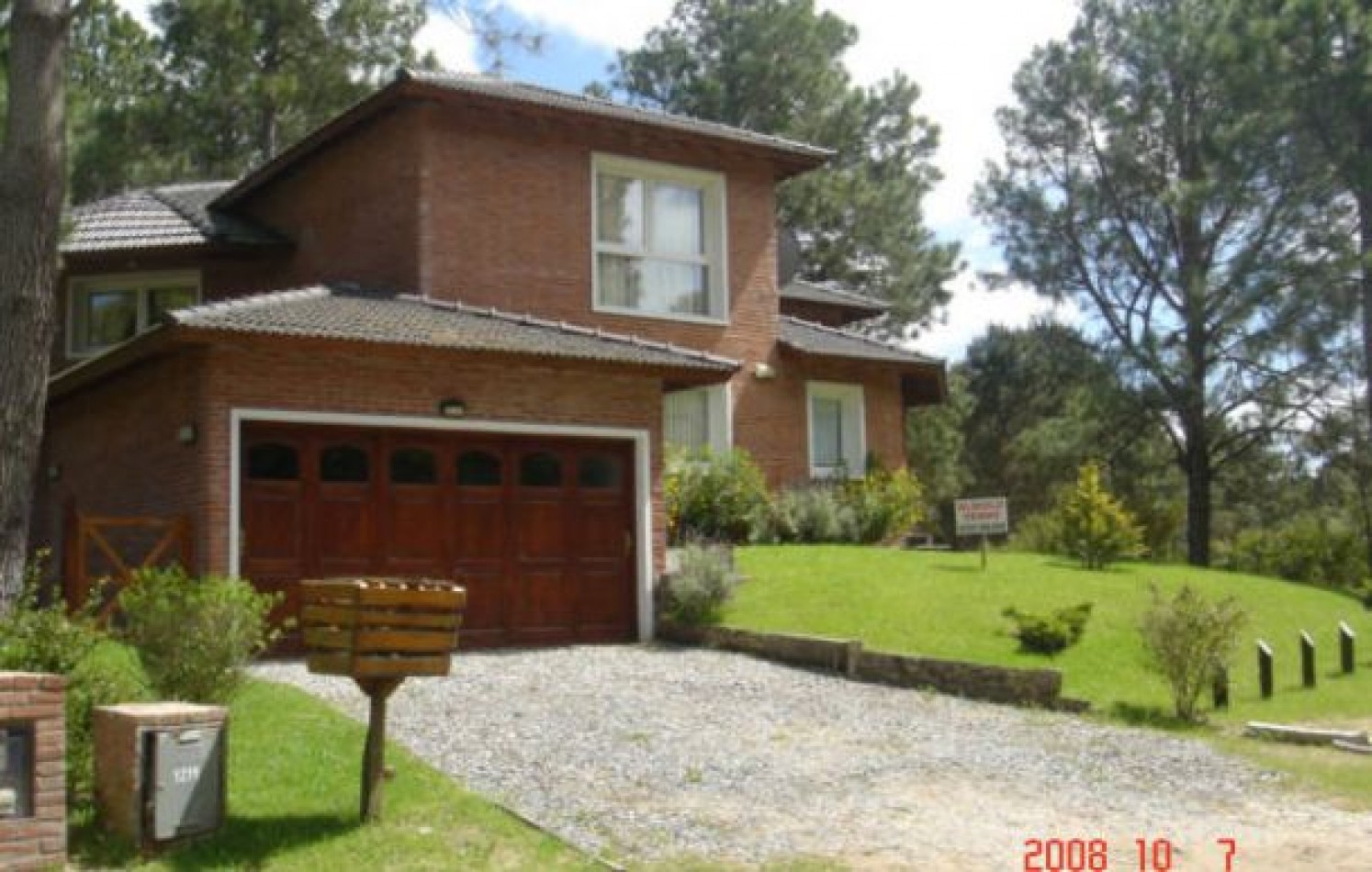 CHALET EN CARILO CALLE PINZON, ENTRE PARAISO Y SEQUOIA. CHALET EN ALQ X TEMP. 