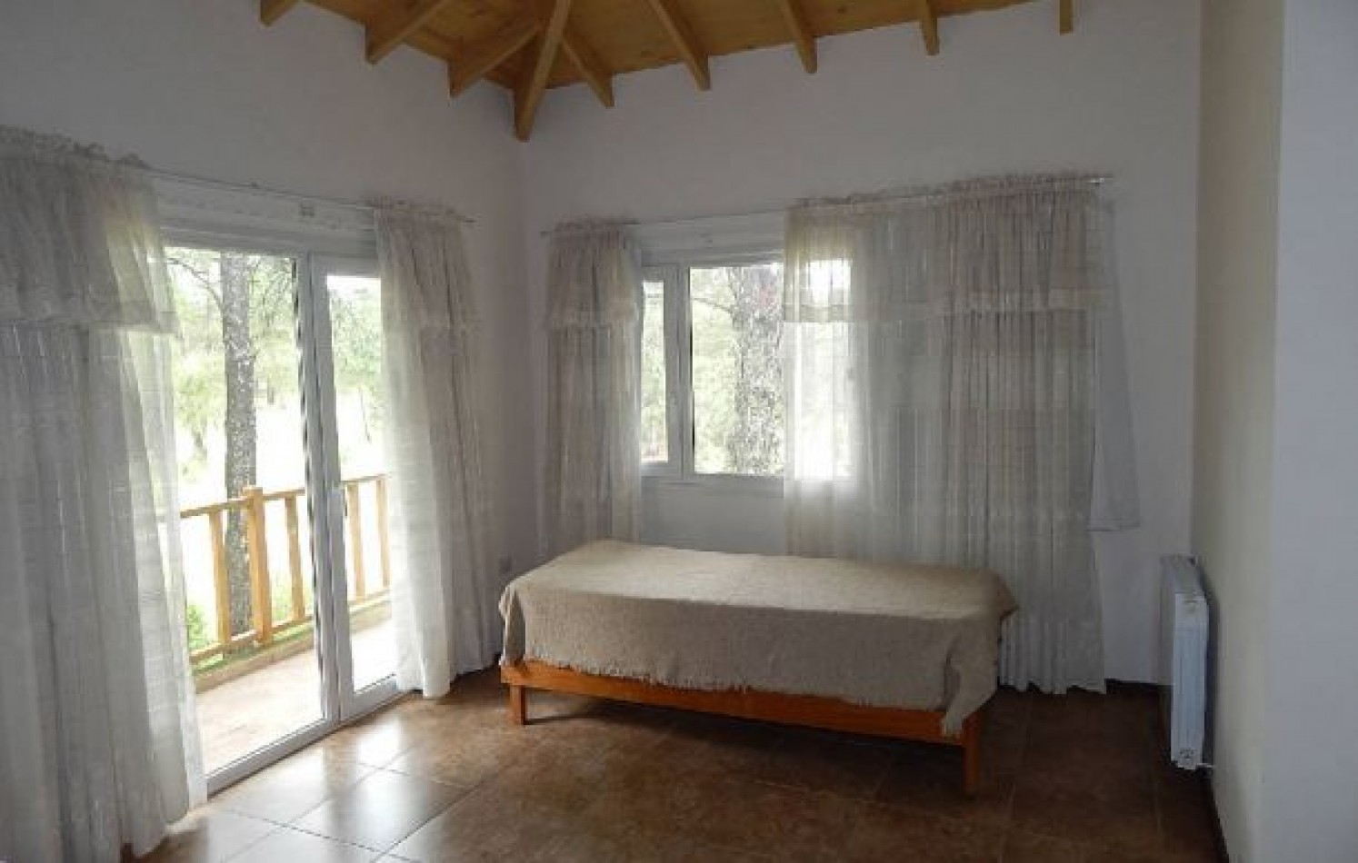 CHALET EN CARILO CALLE PINZON, ENTRE PARAISO Y SEQUOIA. CHALET EN ALQ X TEMP. 