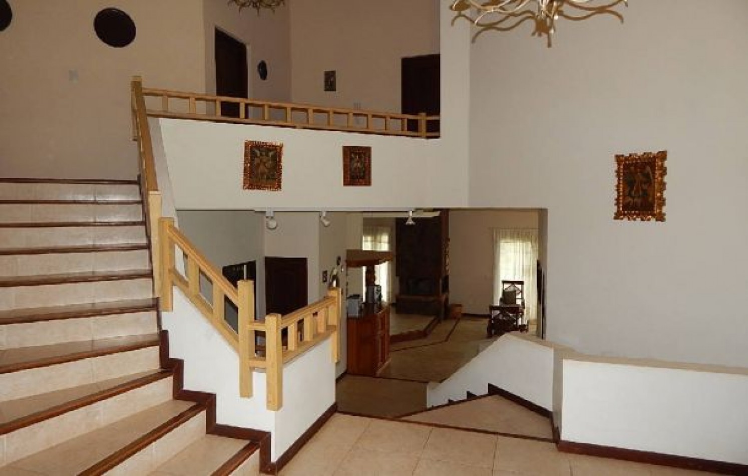 CHALET EN CARILO CALLE PINZON, ENTRE PARAISO Y SEQUOIA. CHALET EN ALQ X TEMP. 
