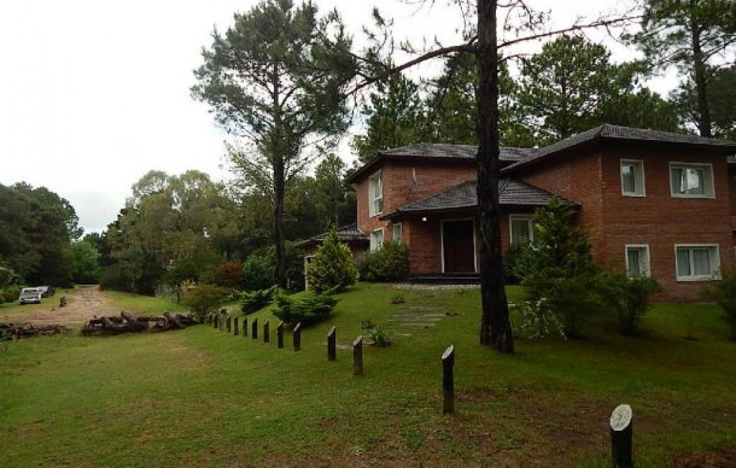 CHALET EN CARILO CALLE PINZON, ENTRE PARAISO Y SEQUOIA. CHALET EN ALQ X TEMP. 