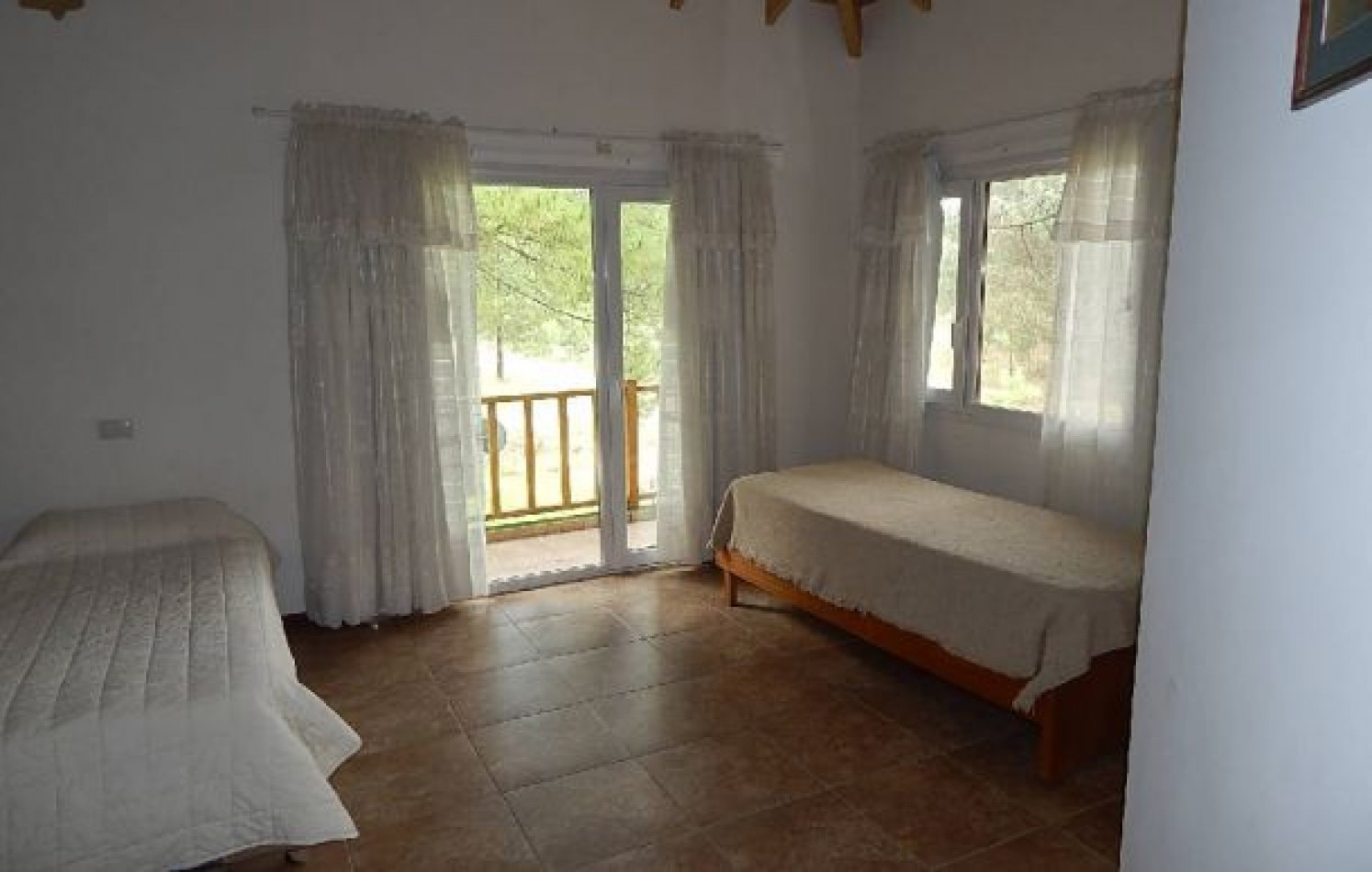 CHALET EN CARILO CALLE PINZON, ENTRE PARAISO Y SEQUOIA. CHALET EN ALQ X TEMP. 